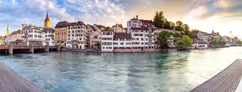 苏黎世全景城市的预兆和黎明时中世纪房屋的外表瑞士全景城市的预兆和黎明时全景水高清图片素材