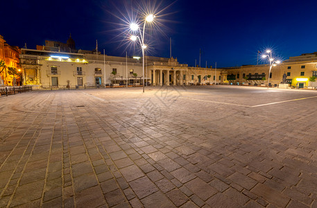 中部城市广场夜间照明马耳他瓦莱塔凌晨中央广场图片