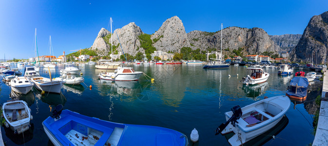 克罗地亚奥米斯旧渔港的全景阳光明媚的一天图片