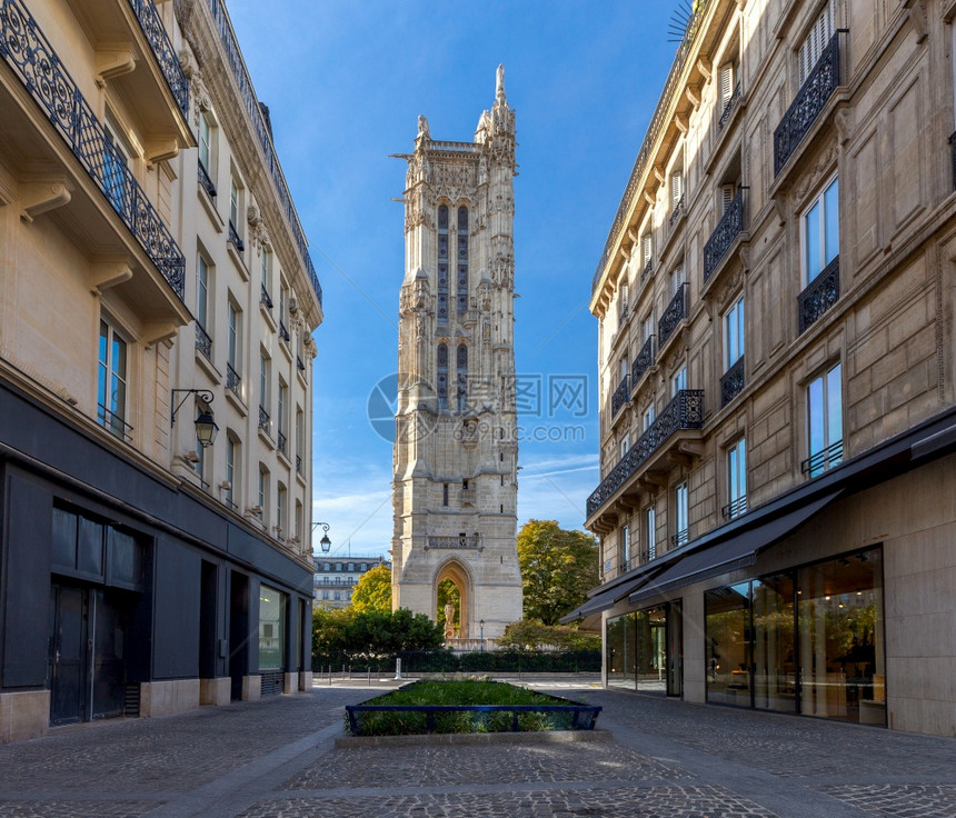 阳光明媚的日子里圣雅克古老的石塔尽收眼底巴黎法国巴黎圣雅克塔图片