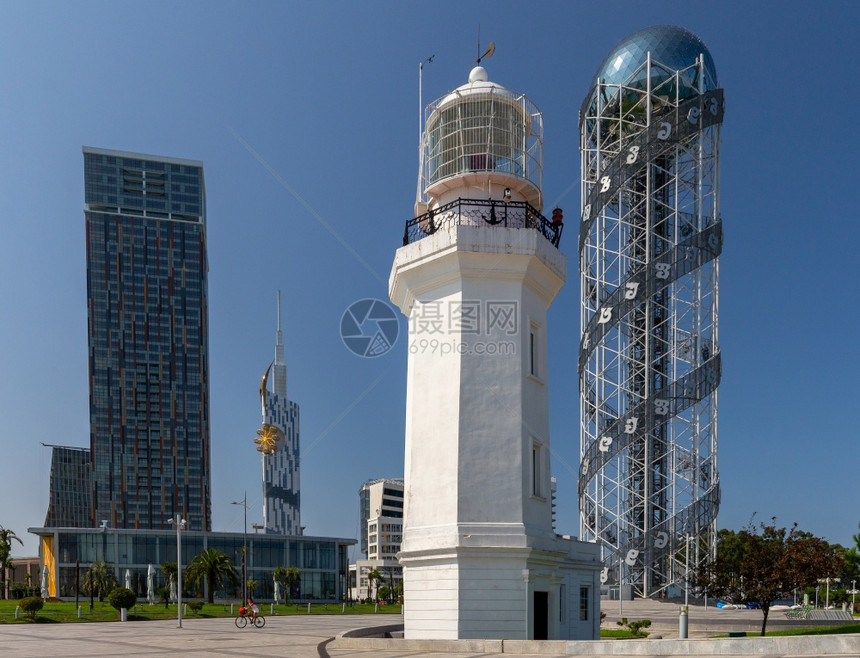 城市在阳光明媚的一天从海边靠岸的景象巴统乔治亚城市的堤岸图片