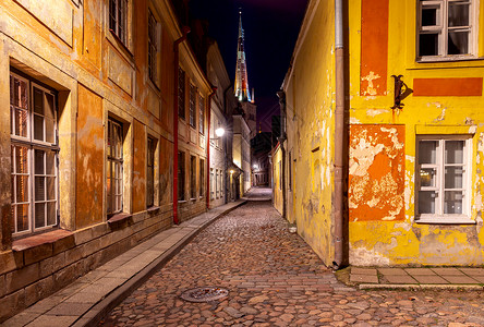 旧塔林的古老中世纪街道晚上在爱沙尼亚塔林老城图片