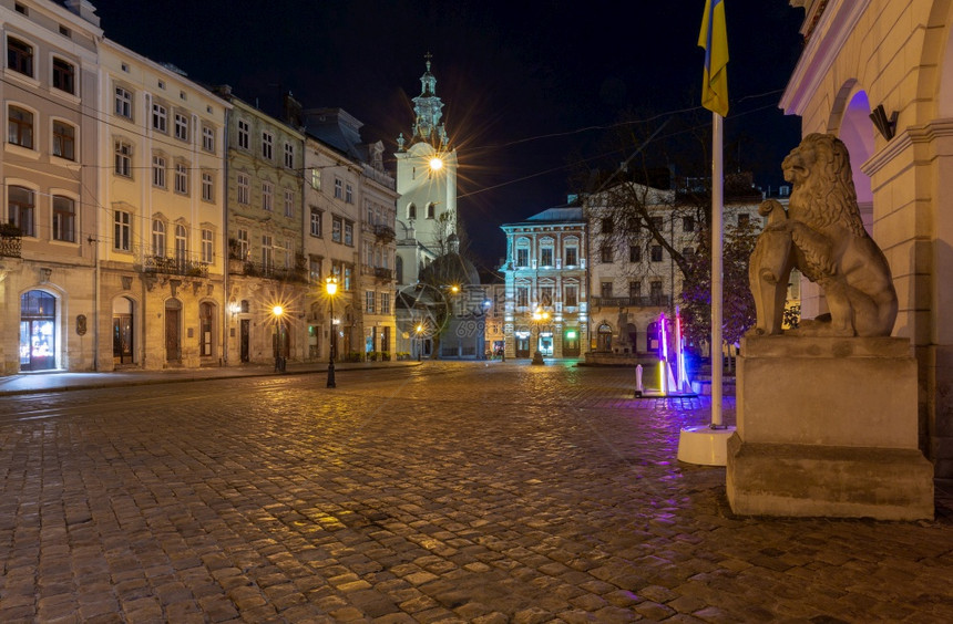 旧城的中世纪市政厅广场晚上乌克兰利沃夫黎明市政厅广场图片
