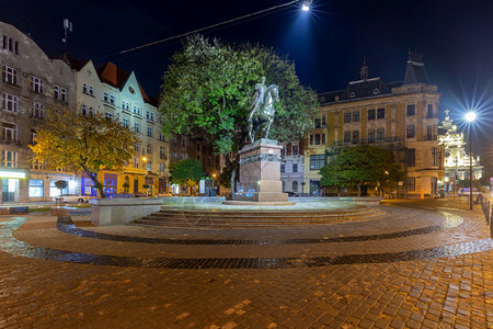 夜里看到加利茨卡广场乌克兰利沃夫夜里看到加利茨卡广场背景图片