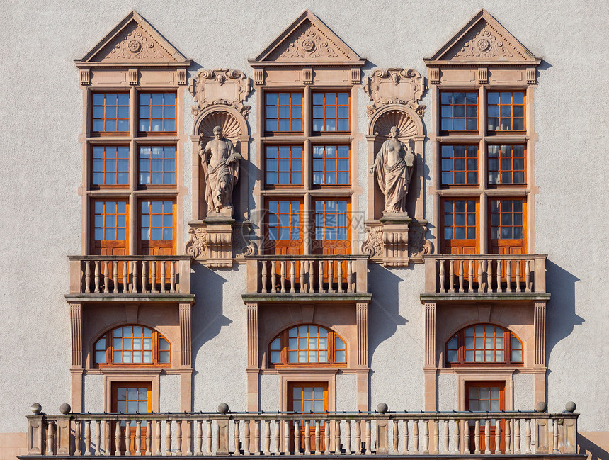 在一个阳光明媚的日子里一座古老的中世纪大学建筑的正面波兹南波兰一座美丽的中世纪建筑的正面波兹南波兰图片