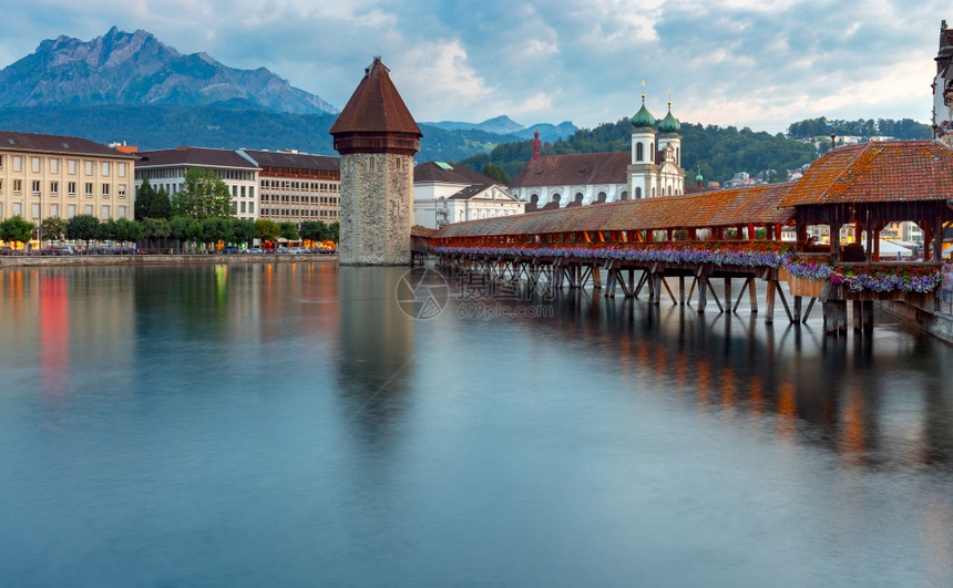教堂的景象日出时灯照亮的木制卡佩尔布鲁克桥Lucerne瑞士著名的木制卡佩尔布鲁克桥日出时亮夜照图片