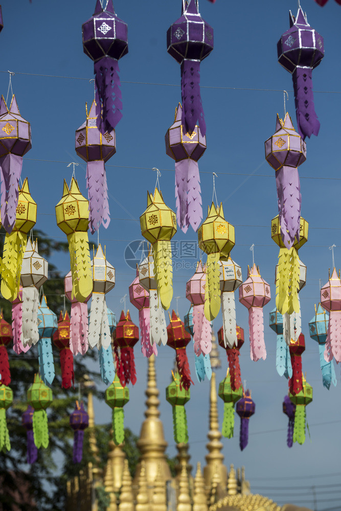 在泰国北部弗拉市的瓦邦苏南寺举行的洛伊克拉通节泰国弗拉2018年11月泰国PHRAEWATPONGSUNANLOYKRATHON图片