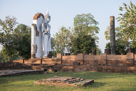 a泰国北部Phitsanulok市钱德拉宫废墟上的佛祖泰国Phitsanulok2018年月背景图片