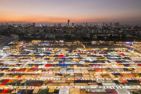 泰国曼谷市拉契达夜市位于亚洲最南端泰国曼谷2019年11月泰国曼谷RATCHADA夜市背景图片