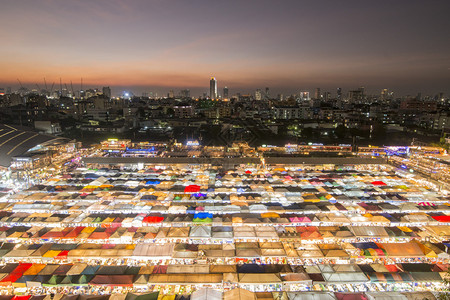 泰国曼谷市拉契达夜市位于亚洲最南端泰国曼谷2019年11月泰国曼谷RATCHADA夜市背景图片