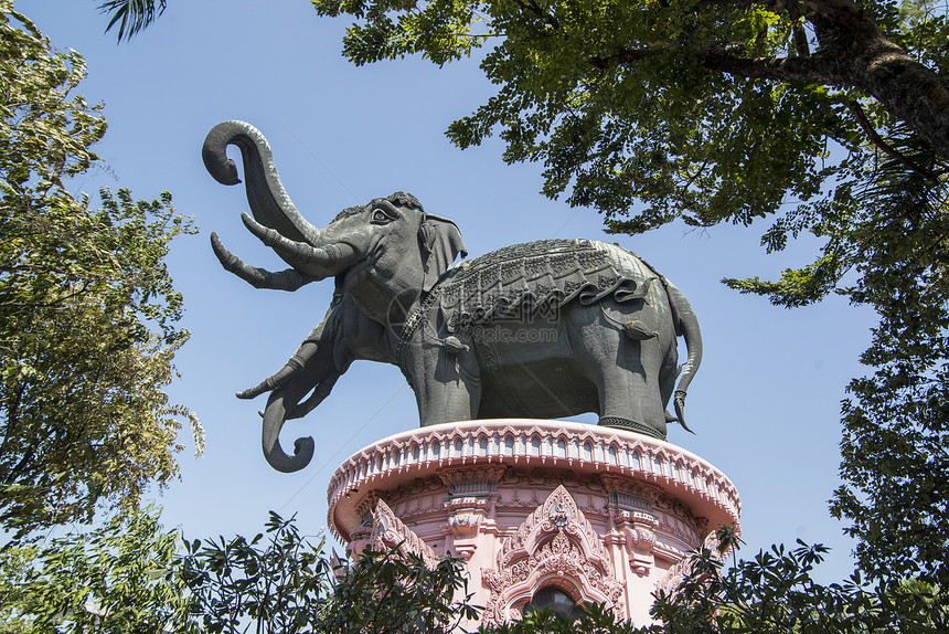 在南亚泰国曼谷市SamutPrakannea的Erewan大象博物馆和寺庙的3个头象像雕2019年月曼谷泰国图片