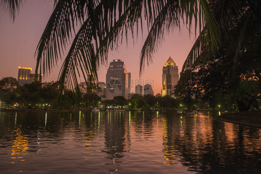 位于亚洲最南端的泰国曼谷市有天际线的隆皮尼公园泰国曼谷2019年11月泰国曼谷隆皮尼公园天际线图片
