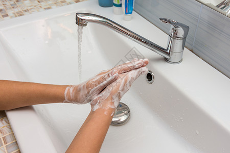 儿童小心用肥皂膏洗手背景图片