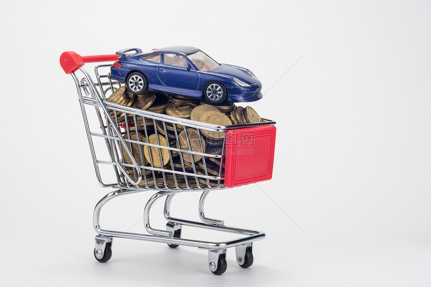 一辆装满硬币和车顶上一辆汽的杂货购物图片