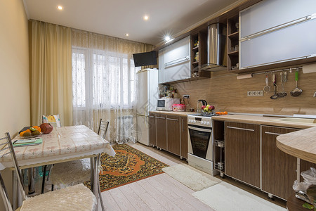 住宅公寓内宽敞的室厨房图片