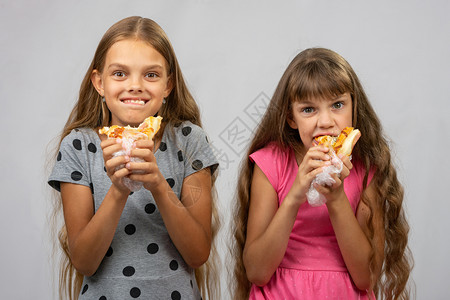 两个女孩吃面包很好玩青少年高清图片素材