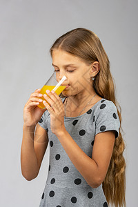 一个十岁女孩喝果汁半面观图片