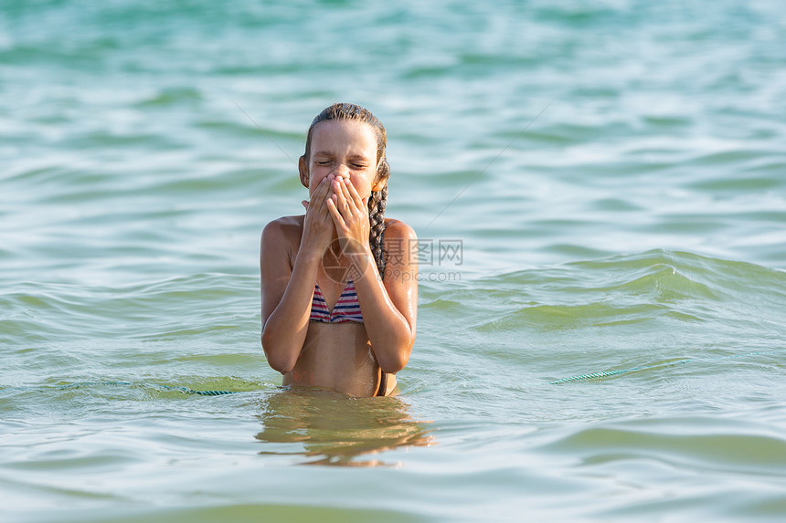 女孩淹死在海水中用手擦鼻子和脸图片