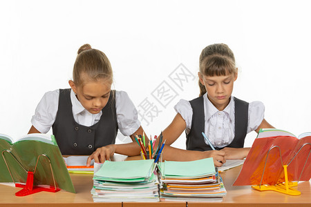 两个女孩在学校上课图片