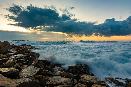 海景在暴风雨中的岩石海岸上图片