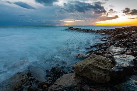 日落时海景浪飘上岸背景图片