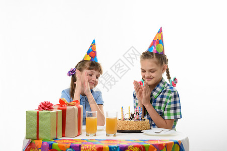 孩子们享受美味的生日蛋糕图片