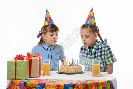 孩子们在生日蛋糕上吹蜡烛图片