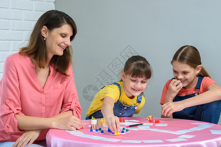 女孩在玩棋盘游戏时又做另一动作图片