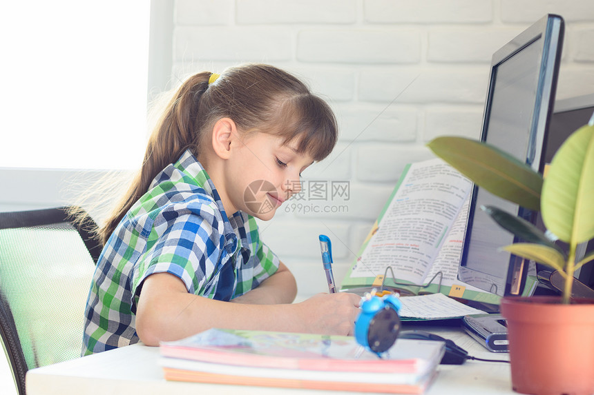 一个女孩在笔记本里用写字不离家就远程学习图片