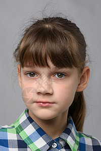 一个十岁女孩的近身肖像图片