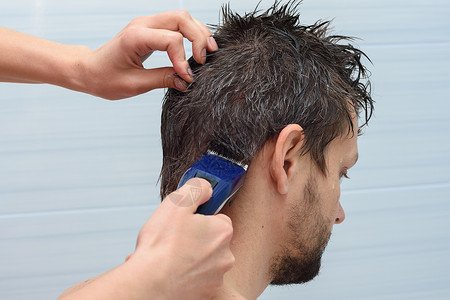 理发师开始在家里剪男头的发工作高清图片素材