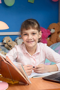 微笑的女孩在家做功课背景图片