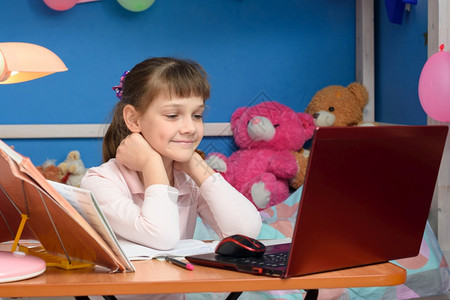 女孩在家上课时看到朋友在网上开会图片