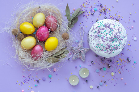 美丽的复活节组成紫色调有彩蛋和糕图片