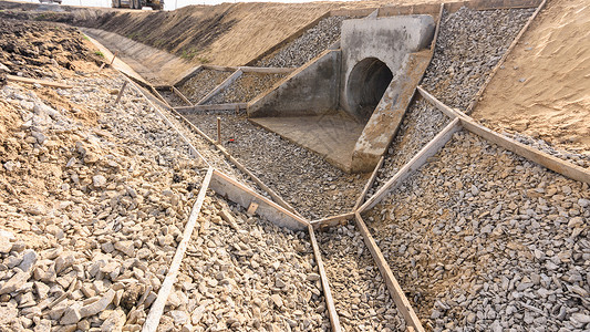 沿一条路修建排水沟在路下修建一条有涵洞的排水沟背景图片