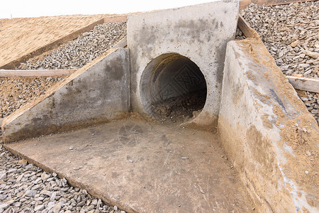在高速公路下安装涵洞排水管道和沟渠结构背景图片