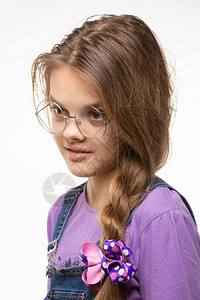 穿着圆环眼镜的女孩肖像令人感兴趣和分心的外表图片