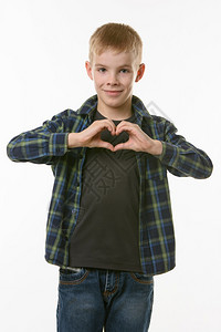 一个十年的男孩胸口有两只手露出一颗心脏背景