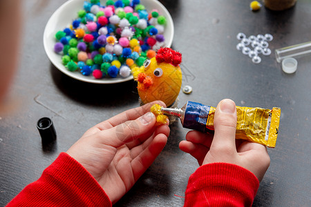 孩子的手做鸡形蛋罐头手图片