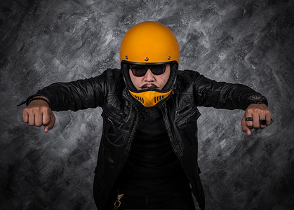 摩托车头盔和黑皮夹克机车男肖像图片