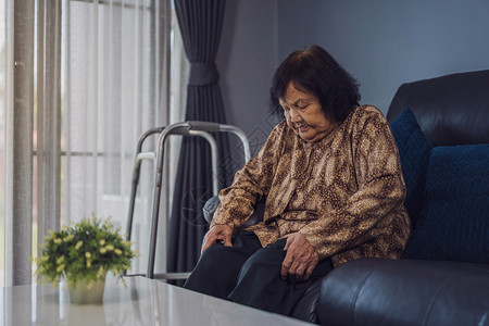 在家里膝痛的老年妇女图片