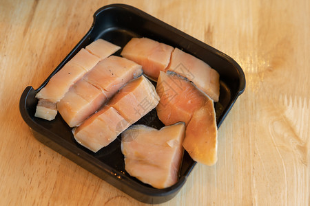 盘子里的生鲑鱼新鲜的高清图片素材