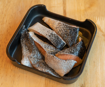 盘子里的生鲑鱼晚餐高清图片素材