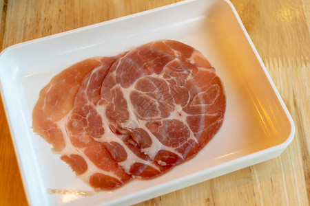 生肉红猪烤烧在盘子里图片