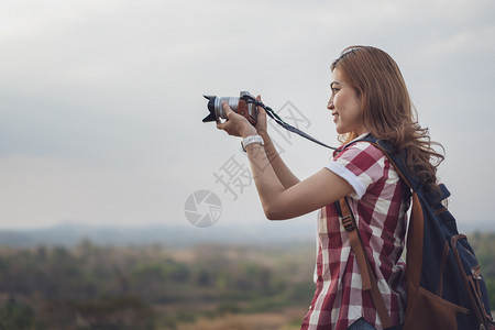 旅游女客用摄像头拍照片自然高清图片素材