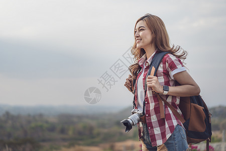 农村携带背和照相机的女游客中国人高清图片素材