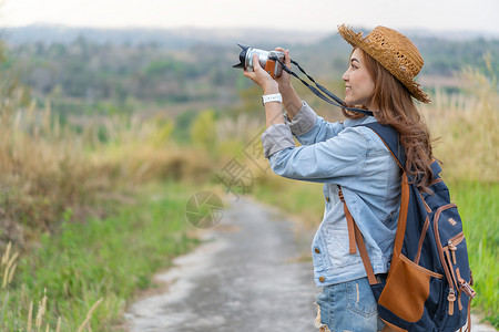 旅游女客用摄像头拍照片假期高清图片素材
