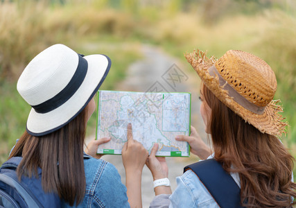 2名妇女旅行者在时地点图上搜索方向自然高清图片素材