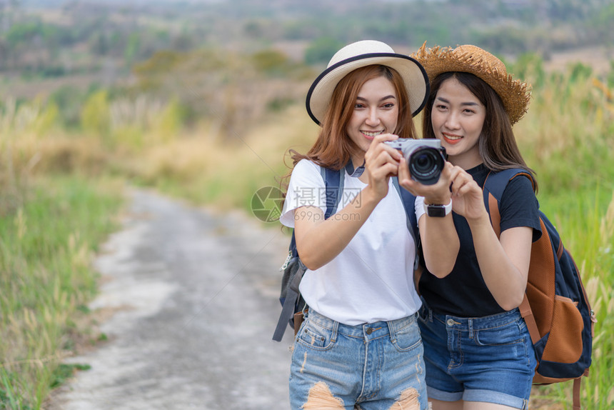 两名旅游女客用摄像头拍照片