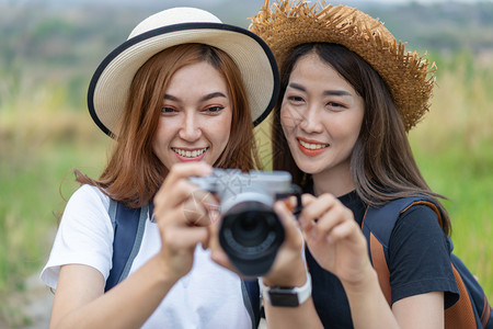 两名旅游女客用摄像头拍照片森林高清图片素材